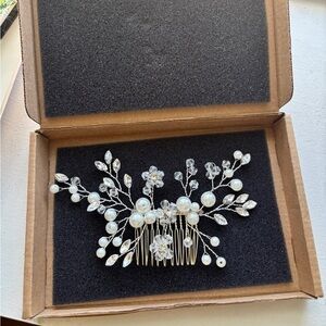 NEW 🆕 Pearl & crystal bridal hair comb